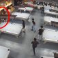 Rekaman CCTV detik-detik korban diduga dikeroyok terduga pelaku di lokasi kejadian. Foto: Tangkapan layar