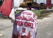 Aksi Jalan Kaki ke Mabes Polri, Seorang Warga Tanjugbalai Bawa Spanduk Minta Keadilan kepada Prabowo: “Kami Rakyat Kecil Adalah Pandawa”