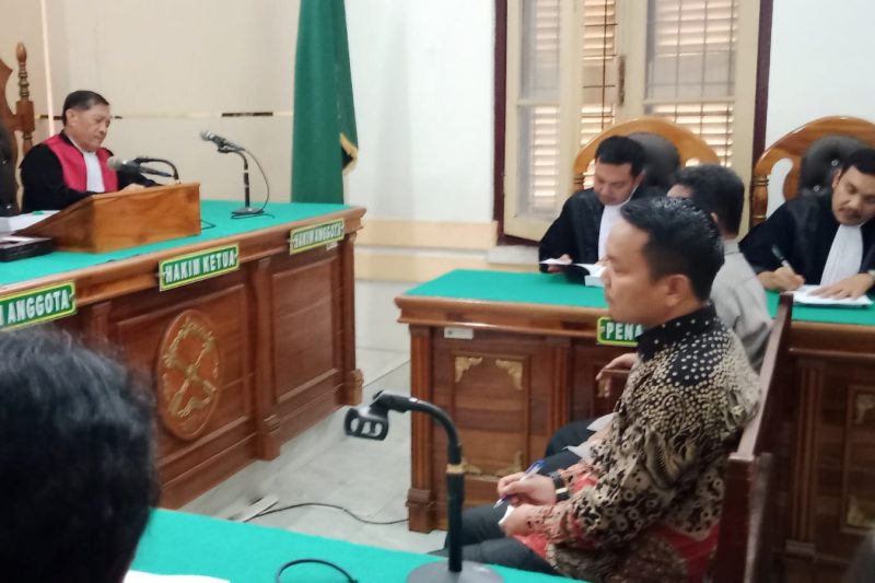 Kedua terdakwa korupsi pengutipan dana sekolah, menjalani sidang tuntutan di Pengadilan Tipikor Medan, Senin (4/8/2025) sore.