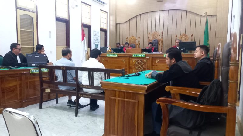Kedua terdakwa kasus korupsi menjalani sidang putusan di Pengadilan Tipikor Medan, Senin (4/8/2025).