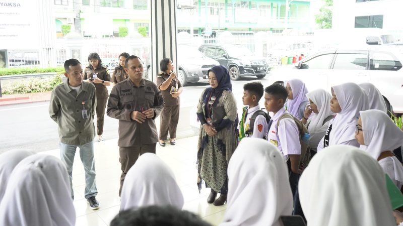 Kejari Medan saat melakukan edukasi hukum melalui jaksa masuk sekolah (JMS). Dok.