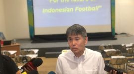 Ketua Komite Wasit PSSI Yoshimi Ogawa saat ditemui wartawan setelah dirinya memimpin acara refereeing workshop kepada media di GBK Arena, Jakarta, Rabu (6/8/2025).