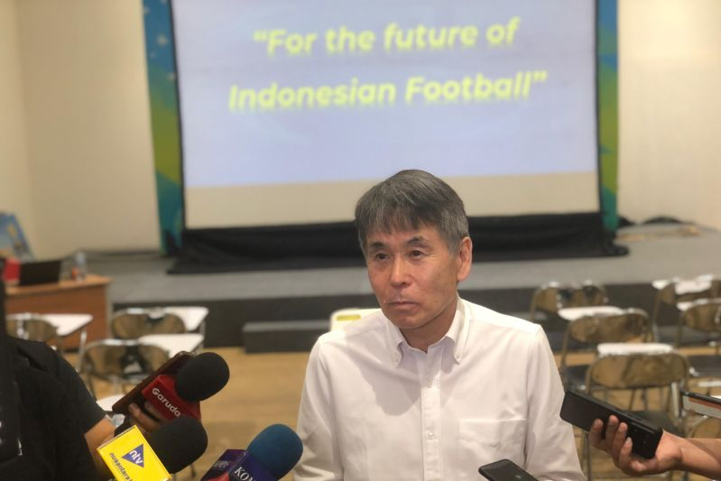 Ketua Komite Wasit PSSI Yoshimi Ogawa saat ditemui wartawan setelah dirinya memimpin acara refereeing workshop kepada media di GBK Arena, Jakarta, Rabu (6/8/2025).
