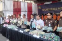 Kapolrestabes Medan dan jajaran menunjukkan barang bukti narkotika hasil pengungkapan kasus, Kamis (7/8/2025).