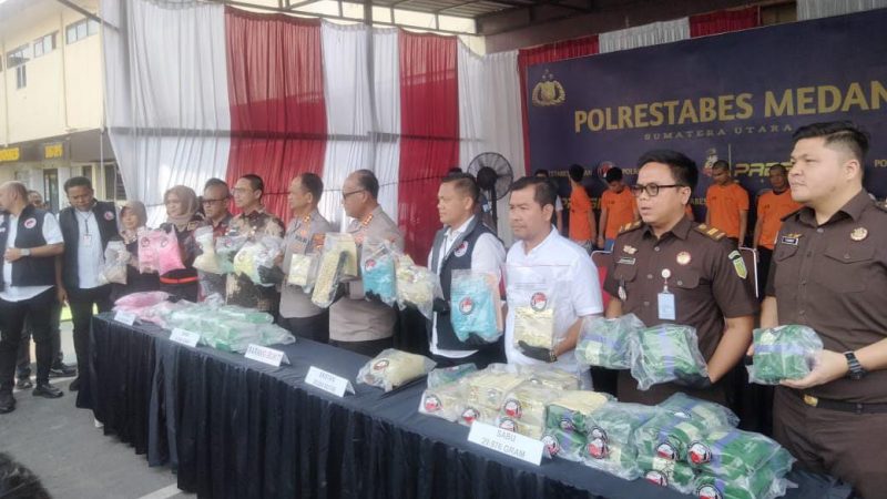 Kapolrestabes Medan dan jajaran menunjukkan barang bukti narkotika hasil pengungkapan kasus, Kamis (7/8/2025).