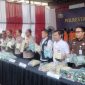 Kapolrestabes Medan dan jajaran menunjukkan barang bukti narkotika hasil pengungkapan kasus, Kamis (7/8/2025).