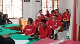 Kelima terdakwa kurir ganja saat menjalani sidang dakwaan di PN Medan, Rabu (13/8/2025)