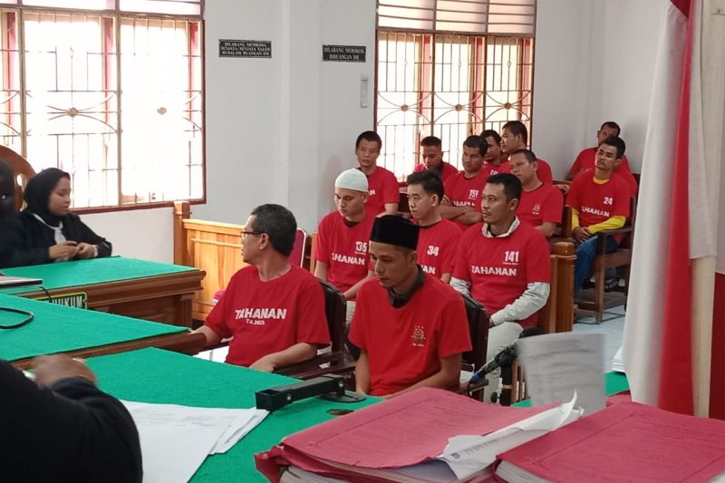 Kelima terdakwa kurir ganja saat menjalani sidang dakwaan di PN Medan, Rabu (13/8/2025)