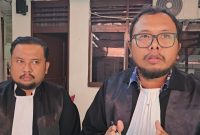 Kuasa hukum kedua terdakwa saat memberikan keterangan, terkait ketidaksesuaian barang bukti, Rabu (13/8/2025)