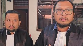 Kuasa hukum kedua terdakwa saat memberikan keterangan, terkait ketidaksesuaian barang bukti, Rabu (13/8/2025)