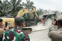 THM Diskotik Marcopolo di Kutalimbaru, Deli Serdang ditutup dan dirubuhkan menggunakan alat berat, Kamis (14/8/2025)