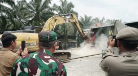 THM Diskotik Marcopolo di Kutalimbaru, Deli Serdang ditutup dan dirubuhkan menggunakan alat berat, Kamis (14/8/2025)