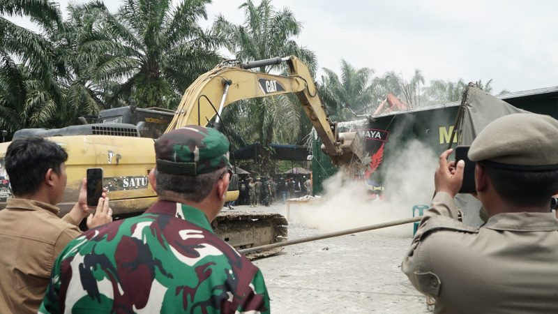 THM Diskotik Marcopolo di Kutalimbaru, Deli Serdang ditutup dan dirubuhkan menggunakan alat berat, Kamis (14/8/2025)