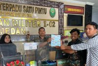 KontraS Sumut menyerahkan Amicus Curiae atau sahabat peradilan kepada Pengadilan Militer I-02 Medan, Jumat (15/8). Foto: Dok KontraS Sumut