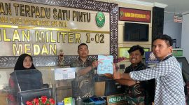 KontraS Sumut menyerahkan Amicus Curiae atau sahabat peradilan kepada Pengadilan Militer I-02 Medan, Jumat (15/8). Foto: Dok KontraS Sumut