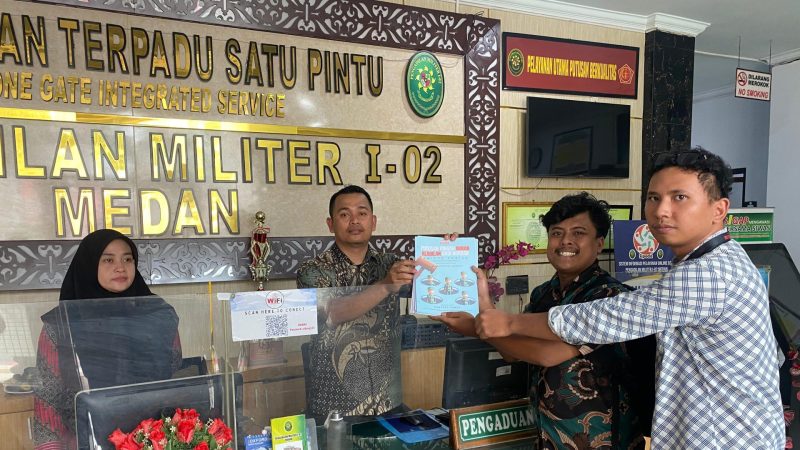 KontraS Sumut menyerahkan Amicus Curiae atau sahabat peradilan kepada Pengadilan Militer I-02 Medan, Jumat (15/8). Foto: Dok KontraS Sumut