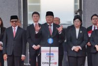 Gubernur Bank Indonesia Perry Warjiyo beserta jajaran Bank Indonesia merayakan HUT ke-80 RI di Jakarta, Minggu (17/8/2025)