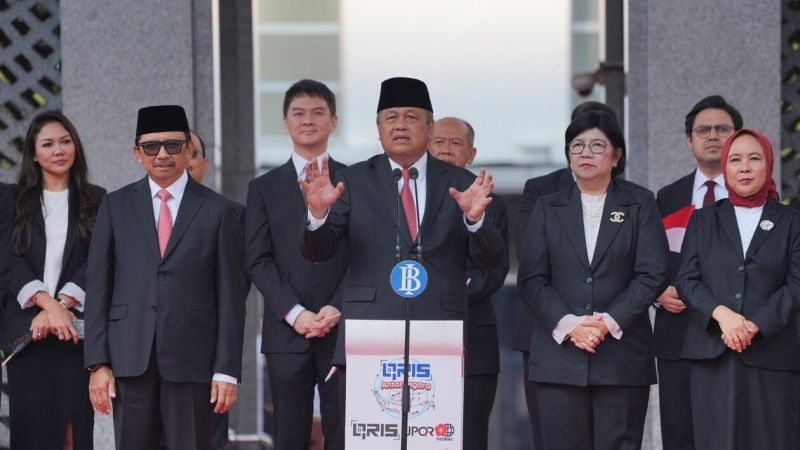 Gubernur Bank Indonesia Perry Warjiyo beserta jajaran Bank Indonesia merayakan HUT ke-80 RI di Jakarta, Minggu (17/8/2025)