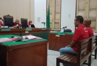 Dua terdakwa kasus pembuatan SIM palsu, menjalani sidang dakwaan di PN Medan, Selasa (19/8/2025)