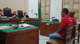 Dua terdakwa kasus pembuatan SIM palsu, menjalani sidang dakwaan di PN Medan, Selasa (19/8/2025)