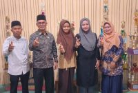 Sisiwa MAN 2 Deli Serdang, Fira Syaqila (tengah) diapit kepala sekolah dan guru-guru. 