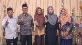 Sisiwa MAN 2 Deli Serdang, Fira Syaqila (tengah) diapit kepala sekolah dan guru-guru. 