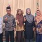 Sisiwa MAN 2 Deli Serdang, Fira Syaqila (tengah) diapit kepala sekolah dan guru-guru. 
