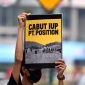 Seorang peserta aksi dengan poster tuntutan pencabutan ijin IUP PT Position. Foto Istimewa