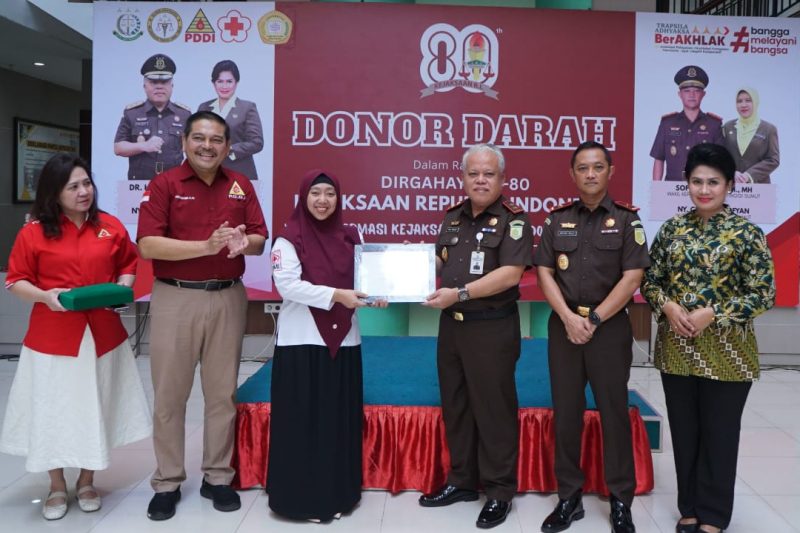 Kepala Kejati Sumut, Harli Serigar turut menerima penghargaan dalam gelar donor darah, Senin (25/8/2025).