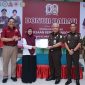 Kepala Kejati Sumut, Harli Serigar turut menerima penghargaan dalam gelar donor darah, Senin (25/8/2025).