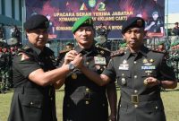 Pangdam III/Siliwangi Mayjen TNI Kosasih, S.E., memimpin upacara serah terima jabatan (Sertijab) Komandan Batalyon Kavaleri 4/Kijang Cakti dan Komandan Batalyon Zeni Tempur 3/Yudha Wyoghra yang berlangsung di Lapangan Upacara Yonkav 4/KC Kota Bandung, Selasa, 26 Agustus 2025.