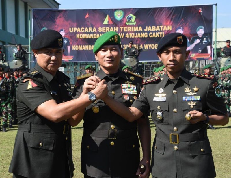 Pangdam III/Siliwangi Mayjen TNI Kosasih, S.E., memimpin upacara serah terima jabatan (Sertijab) Komandan Batalyon Kavaleri 4/Kijang Cakti dan Komandan Batalyon Zeni Tempur 3/Yudha Wyoghra yang berlangsung di Lapangan Upacara Yonkav 4/KC Kota Bandung, Selasa, 26 Agustus 2025.
