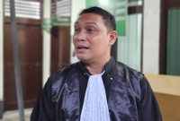 Tim kuasa hukum terdakwa Rahmadi, Thomas Tarigan memberikan keterangan usai persidangan, Selasa (26/8/2025) sore