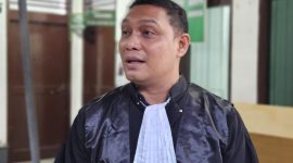 Tim kuasa hukum terdakwa Rahmadi, Thomas Tarigan memberikan keterangan usai persidangan, Selasa (26/8/2025) sore