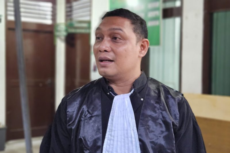 Tim kuasa hukum terdakwa Rahmadi, Thomas Tarigan memberikan keterangan usai persidangan, Selasa (26/8/2025) sore
