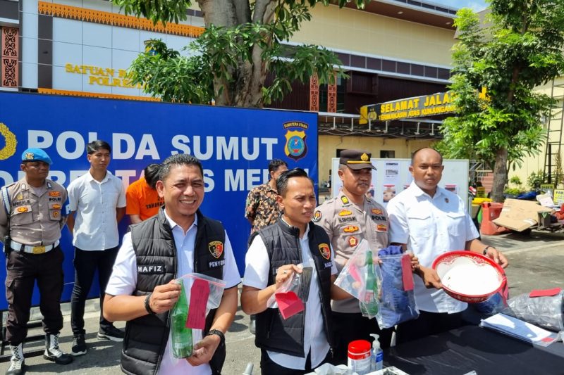 Kasat Reskrim Polrestabes Medan AKBP Bayu Putro Wijayanto yang didampingi Iptu Hafizzullah saat memberikan keterangan pers. Foto: Humas Polrestabes Medan