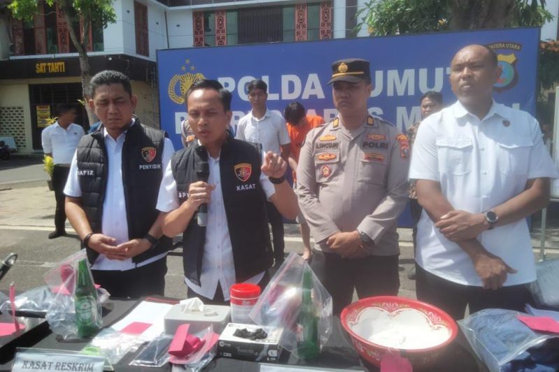 Polrestabes Medan memaparkan kasus pembunuhan dengan tersangka David Chandra, Rabu (27/8/2025)