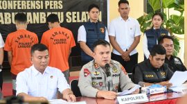 Kapolres Labusel, AKBP Aditya SP Sembiring Muham didampingi Kasat Reskrim, AKP Endang R Ginting dan Kapolsek Kampung Rakyat, AKP Ilham Lubis merilis pengungkapan kasus bunuh diri karena hamil, Rabu (27/8/2025)