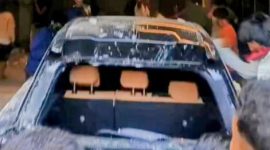 Sekelompok massa bersepeda motor berhenti tepat di depan rumah anggota Komisi I DPR RI dari Fraksi Partai Nasdem, Ahmad Sahroni, dan meluapkan kemarahan mereka