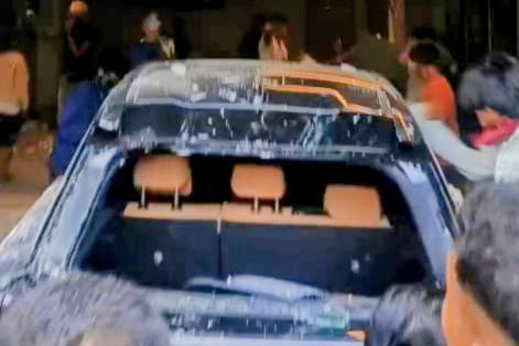 Sekelompok massa bersepeda motor berhenti tepat di depan rumah anggota Komisi I DPR RI dari Fraksi Partai Nasdem, Ahmad Sahroni, dan meluapkan kemarahan mereka