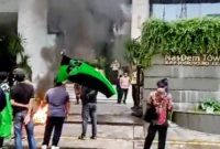 Sejumlah massa menggeruduk kantor DPP Nasdem di Gondangdia, Jakarta Pusat ikut jadi sasaran