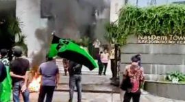 Sejumlah massa menggeruduk kantor DPP Nasdem di Gondangdia, Jakarta Pusat ikut jadi sasaran