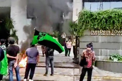 Sejumlah massa menggeruduk kantor DPP Nasdem di Gondangdia, Jakarta Pusat ikut jadi sasaran