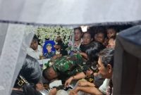 Ayah Prada Lucky Namo, Sersan Mayor Christian Namo mencium kening anaknya untuk terakhir kalinya sebelum penutupan peti, jelang pemakaman di Kupang, Sabtu (9/8) sore. 