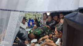 Ayah Prada Lucky Namo, Sersan Mayor Christian Namo mencium kening anaknya untuk terakhir kalinya sebelum penutupan peti, jelang pemakaman di Kupang, Sabtu (9/8) sore. 