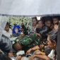 Ayah Prada Lucky Namo, Sersan Mayor Christian Namo mencium kening anaknya untuk terakhir kalinya sebelum penutupan peti, jelang pemakaman di Kupang, Sabtu (9/8) sore. 
