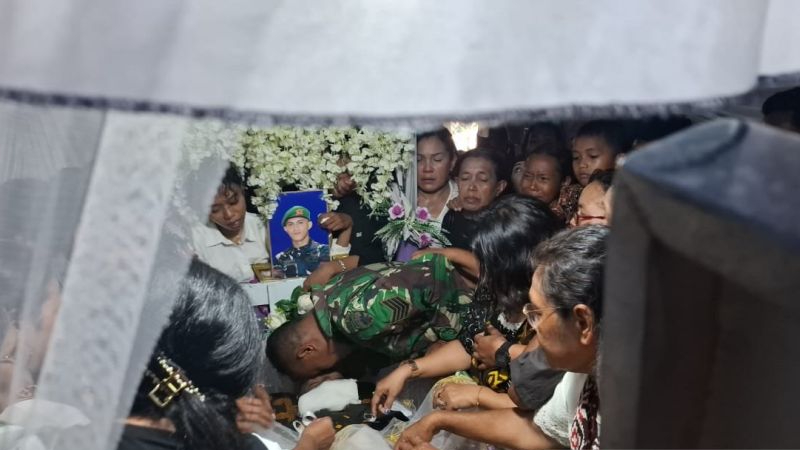 Ayah Prada Lucky Namo, Sersan Mayor Christian Namo mencium kening anaknya untuk terakhir kalinya sebelum penutupan peti, jelang pemakaman di Kupang, Sabtu (9/8) sore. 