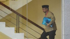 Mantan Menteri Agama Yaqut Cholil Qoumas berjalan ke ruang pemeriksaan di Gedung Merah Putih KPK, Jakarta, Kamis (7/8/2025). Yaqut Cholil Qoumas akan dimintai keterangan oleh KPK dalam penyelidikan kasus dugaan korupsi kuota haji khusus 2024.