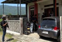 Tim Densus 88 saat menggeledah sebuah rumah terkait dugaan terorisme di Banda Aceh, Selasa (5/8/2025). 