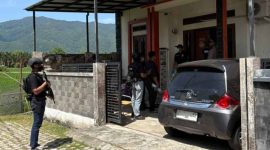 Tim Densus 88 saat menggeledah sebuah rumah terkait dugaan terorisme di Banda Aceh, Selasa (5/8/2025). 